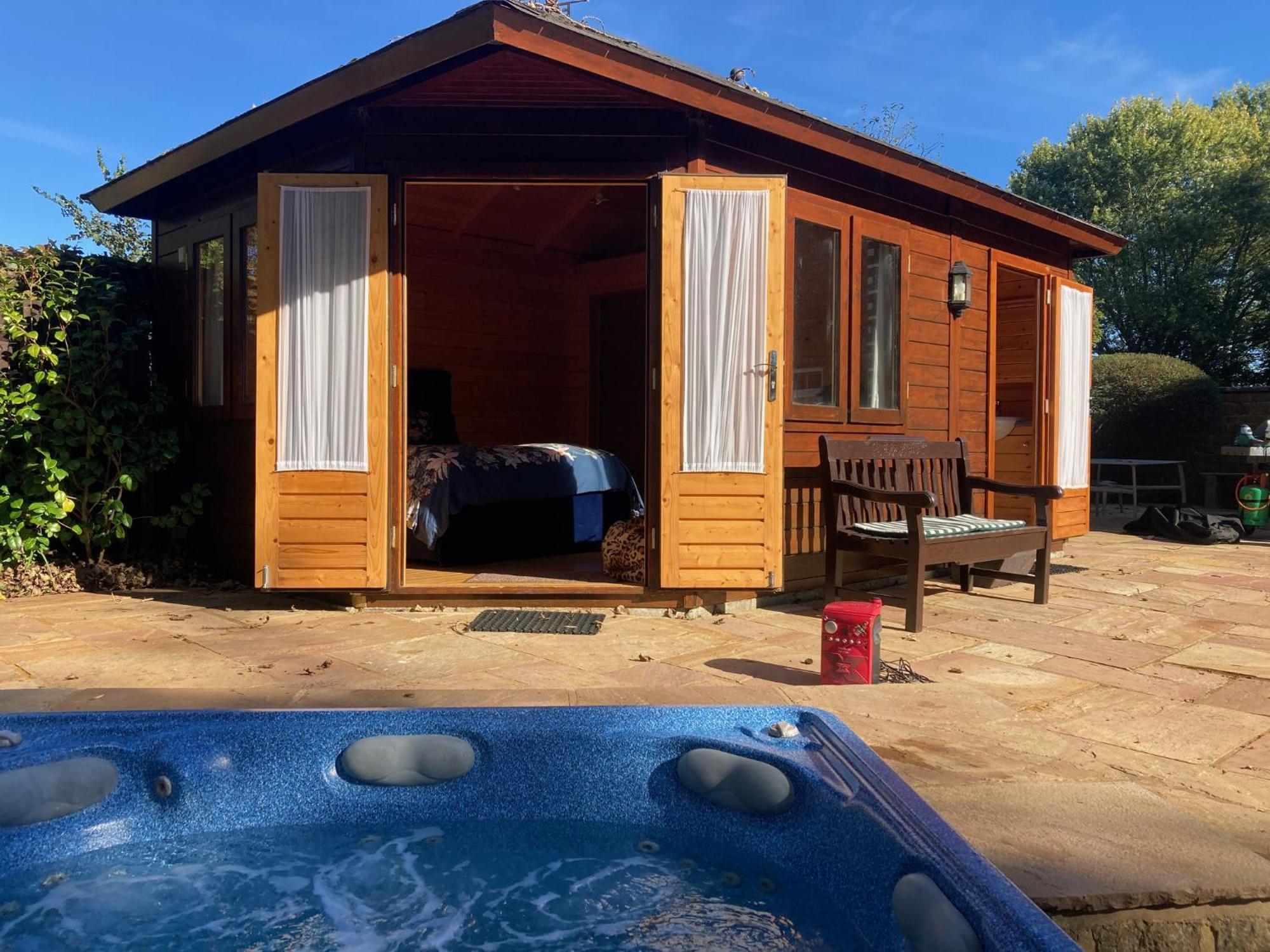 Exclusive 2 Bedroom Apartment With Summer House And Hot Tub Daventry Exterior foto