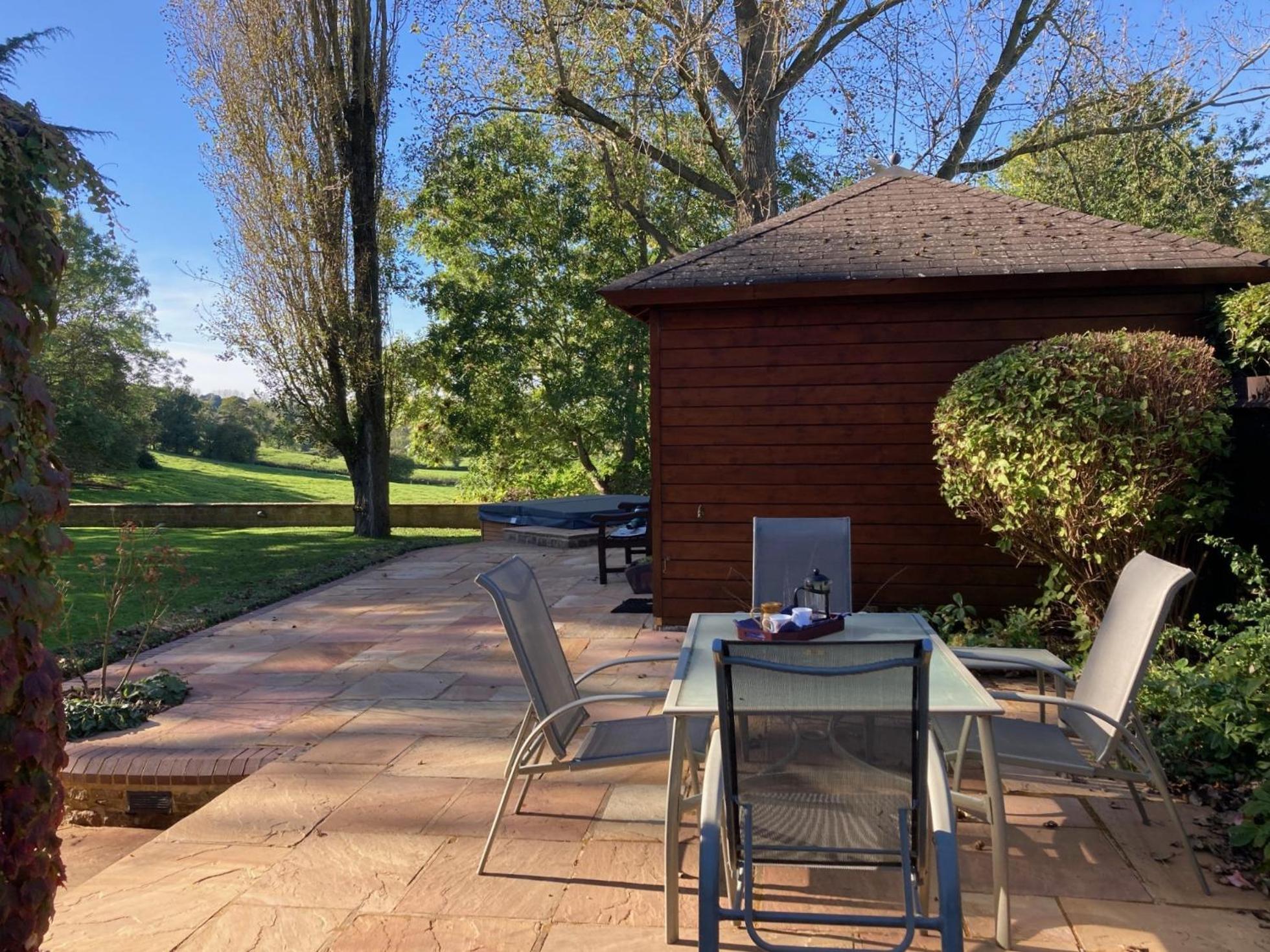 Exclusive 2 Bedroom Apartment With Summer House And Hot Tub Daventry Exterior foto